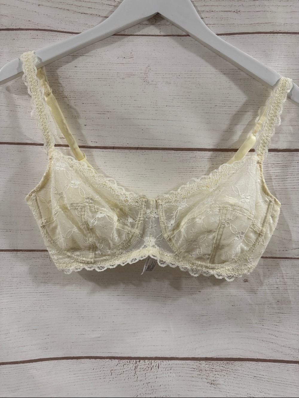 Intimissimi Lace Underwire Bra in Ivory Cream - Women Intimates size 38B